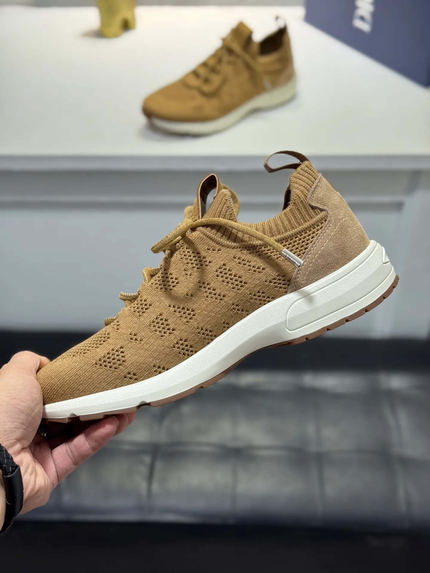 Men's shoes💰400【New style】🎠🎠Dior🔍Top purchasing agent🇮🇹 Di The new super-popular sneakers from the popular sneakers are synchronized with the new counters. The uppers are made of flying woven fabrics, and the logo logo on the tongue is perfectly reproduced with complex craftsmanship that is a must-have for fashionistas. The soles: the original soles are specially provided by the original factory, and the exclusive molded soles are super comfortable. The original factory orders, 🔍🔍multiple colors are available, you can go in and out of the counter at will, welcome to compare, a must-have for fashionable men. Code number: 38-44 (45 customized